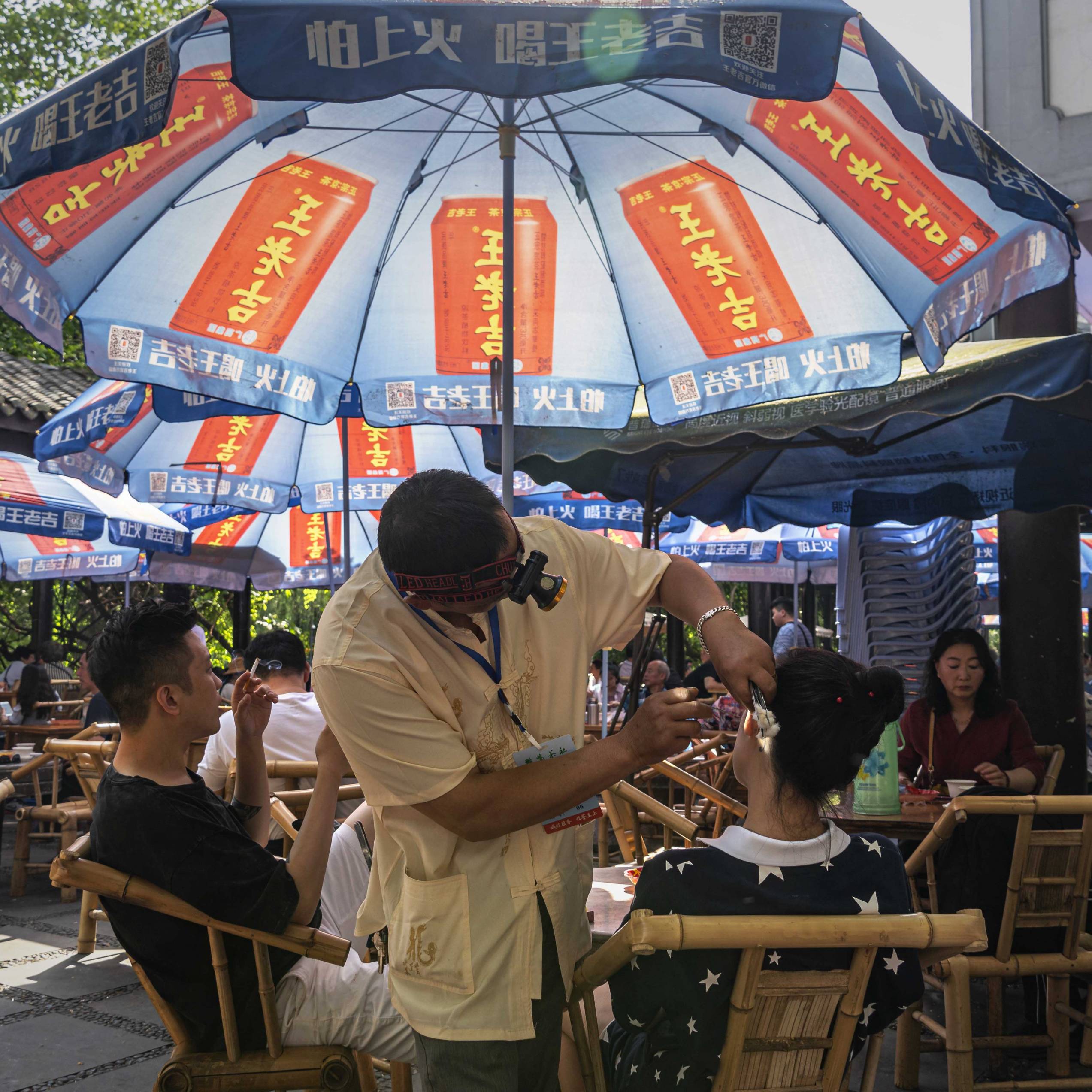 Ear cleaner at a cafe in Chengdu