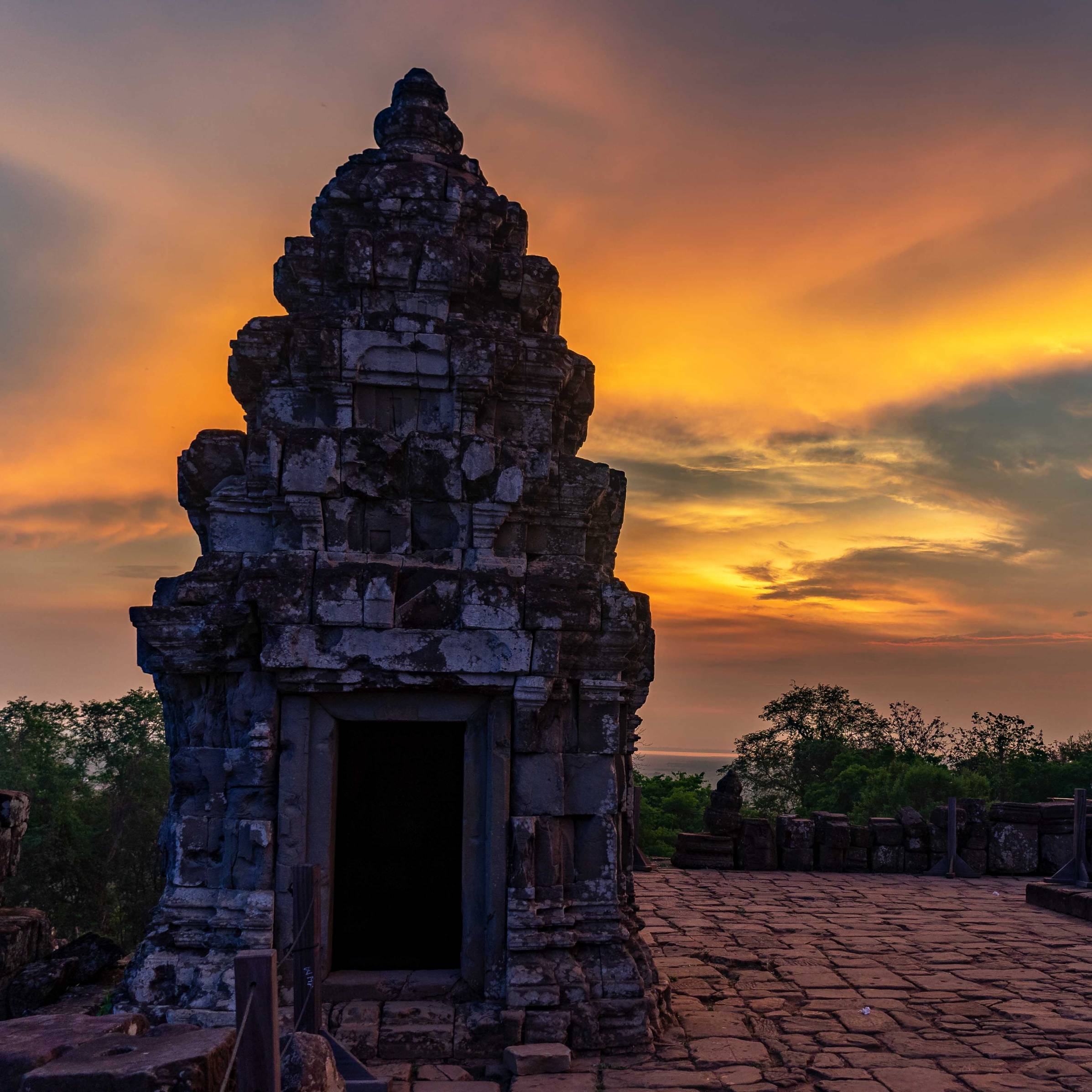 SUNSET AT PHNOM BAKHENG