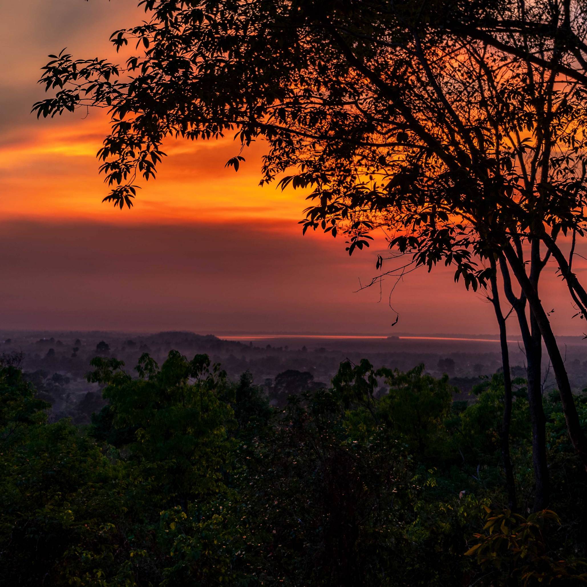 SUNSET AT PHNOM BAKHENG