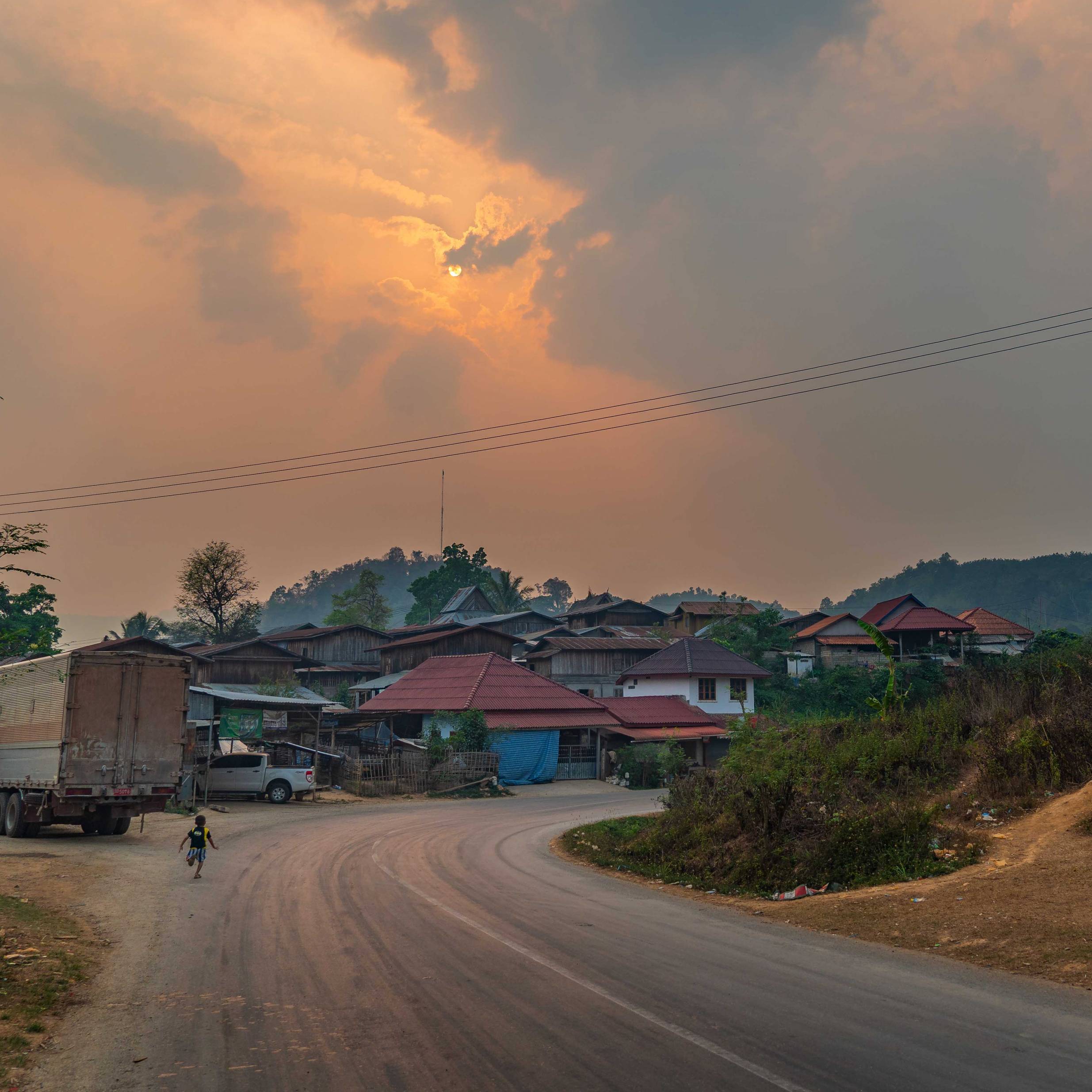 SMALL VILLAGE BETWEEN VANG VIENG AND LUANG PRABANG