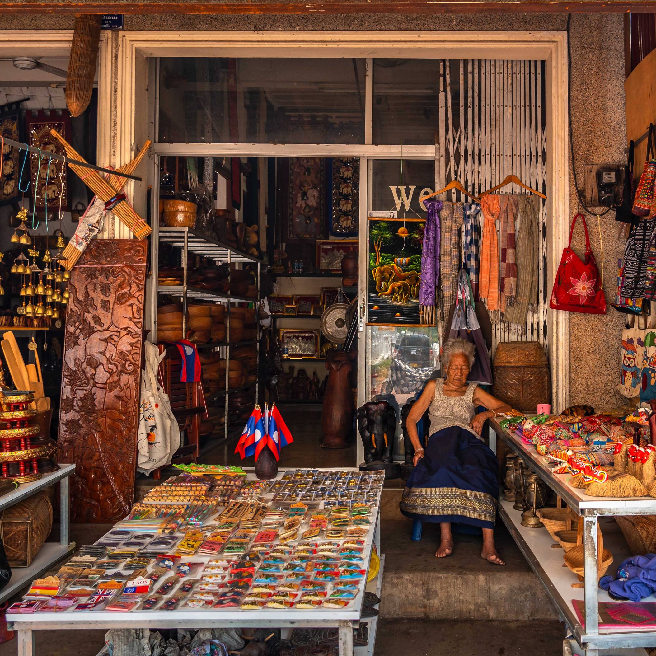 SHOP IN LUANG PRABANG