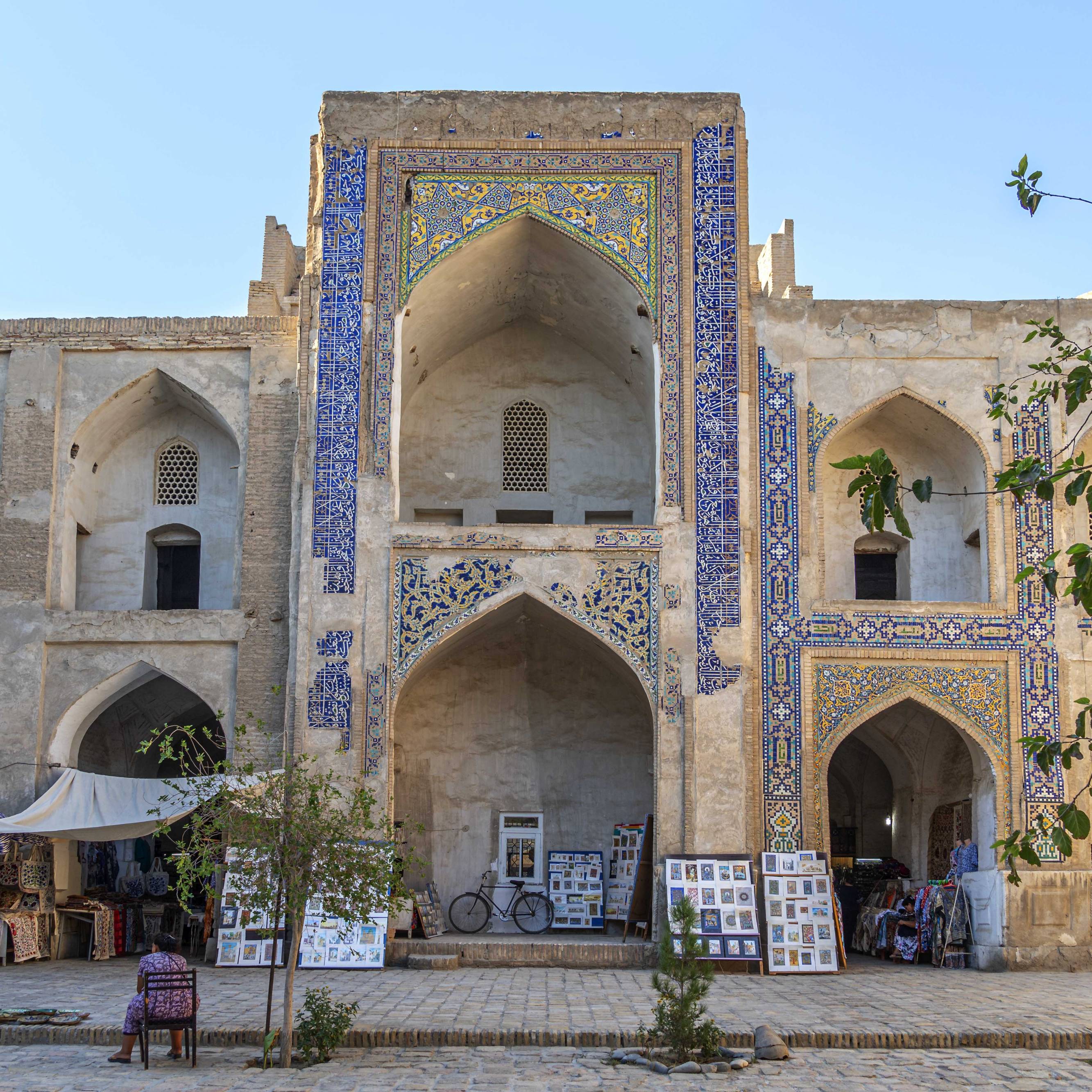 Souvenir sellers at Madrassa Ulugbeka