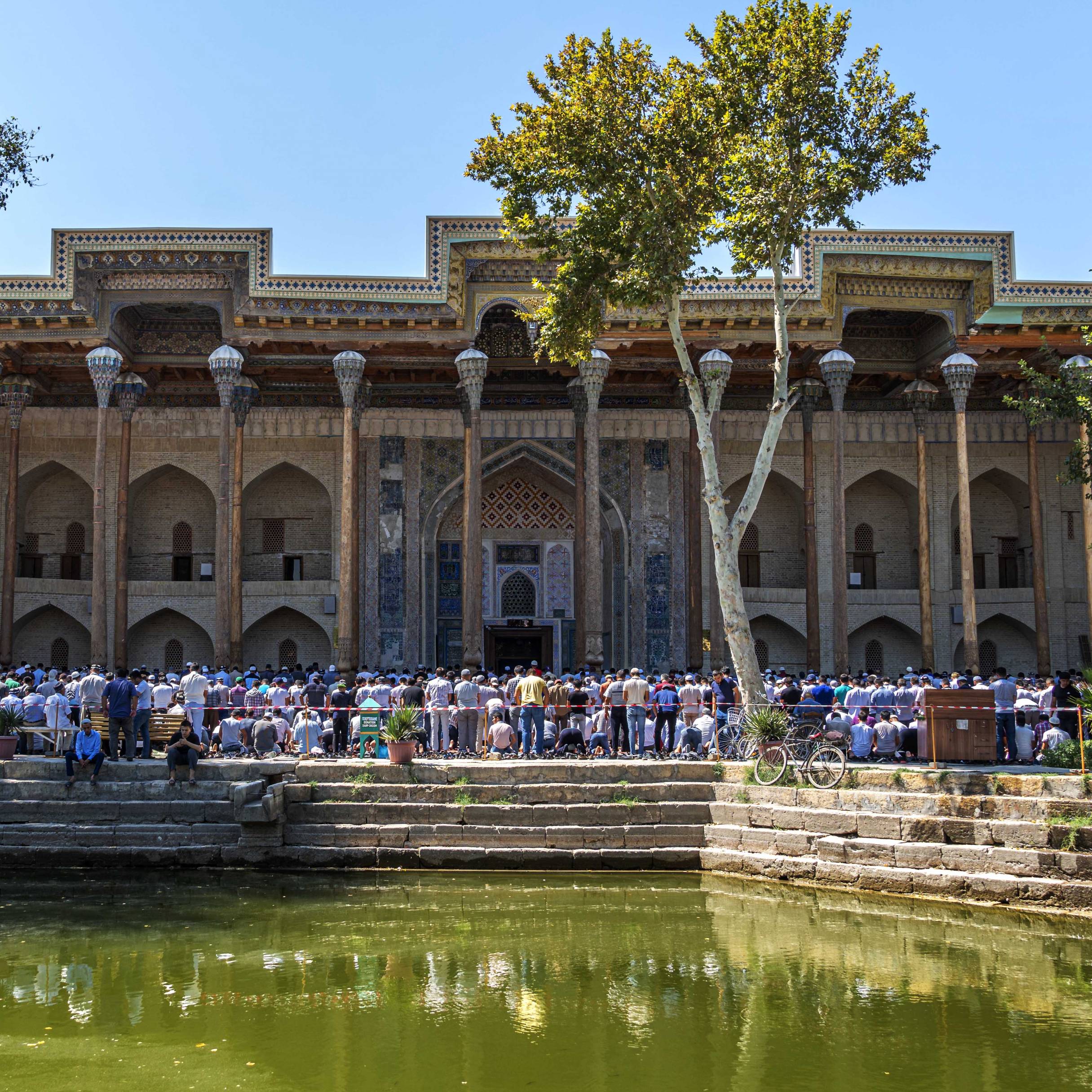 Friday prayers at Bolo Hovuz Mosque